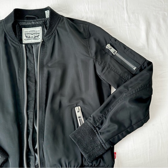 Levi's Lightweight Bomber Jacket in black - Picture 2 of 8